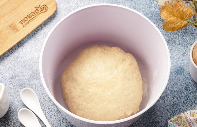 1. Этап. Пальчики дрожжевые: Замесите мягкое, эластичное, не липнущее к рукам тесто.