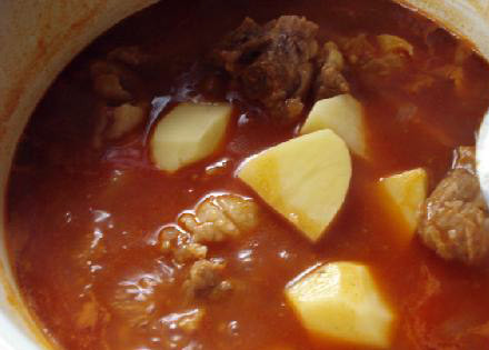 1. Этап. Биф Почеро (Beef Pochero): Далее добавляем картофель и варим до готовности.