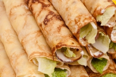 1. Этап. Рулетики из блинов с семгой: Заворачиваем блины в рулетики и разрезаем пополам или на 3-4 части.