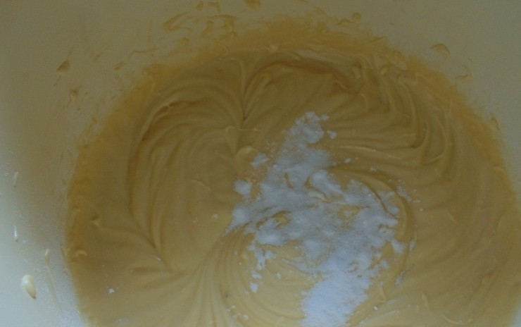 1. Этап. Шарлотка в аэрогриле: В конце добавьте соду. Тесто взбейте.