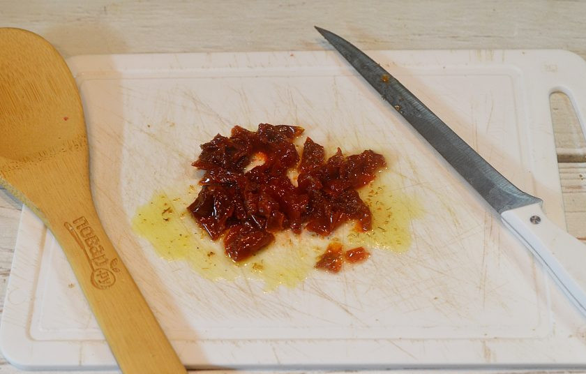 1. Этап. Закуска Снежки: 6. Оставшиеся помидоры нарежьте.