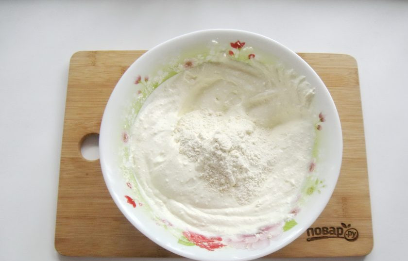 1. Этап. Творожная запеканка со шпинатом: Всыпьте соль, муку и перемешайте.