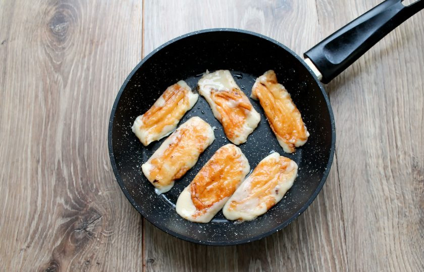 1. Этап. Салат с жареным сыром и свеклой: Козий сыр порежьте на дольки толщиной примерно один сантиметр. В сковороду налейте растительное масло, разогрейте и обжарьте сыр с каждой стороны до румяной корочки. На это уйдет примерно по 2 минуты, снимите и полностью остудите.