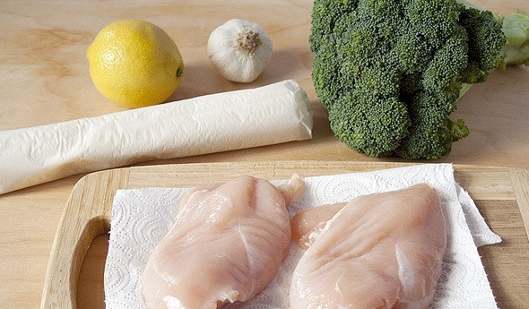 1. Этап. Cлоеный пирог с курицей и брокколи: Шаг 1. Подготовьте все ингредиенты. Достаньте замороженное тесто из холодильника. Промойте и обсушите куриное филе.