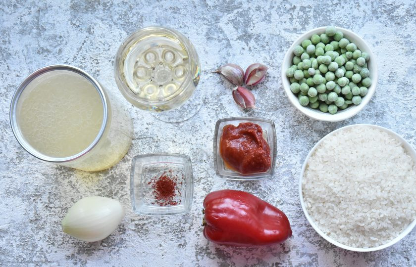 1. Этап. Курица по-кубински: Для гарнира подготовьте рис и овощи. Горошек можно взять мороженный.