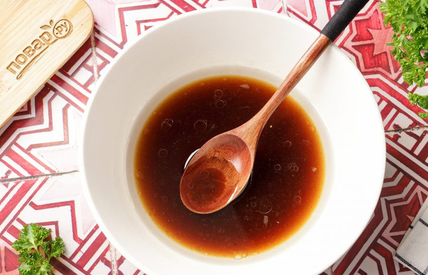 1. Этап. Язык маринованный: Соедините для маринада растительное масло без запаха, лимонный сок, соевый соус и жидкий мёд перемешайте.