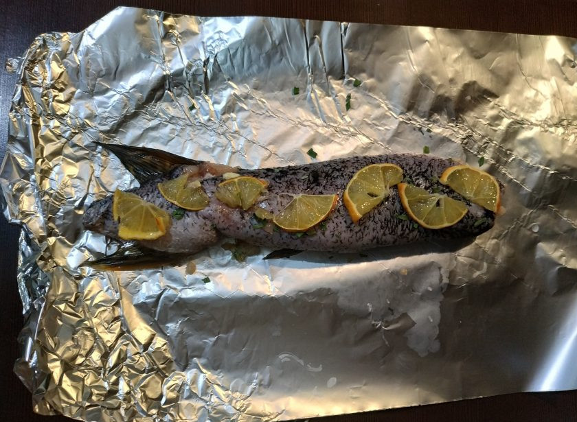 1. Этап. Емелина щука: Заверните рыбку в фольгу, плотно прижав со всех сторон. Отправьте в разогретую до 180 градусов духовку на 45 минут.