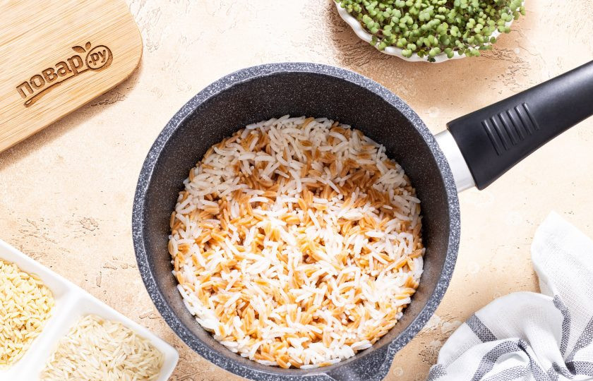 1. Этап. Пилав из пасты орзо: Готовьте на умеренном огне около 20 минут, пока вода полностью не выпарится. После желательно снять кастрюлю с плиты и дать постоять блюду еще минут 10.