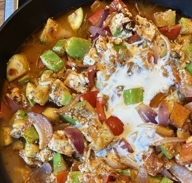 1. Этап. Паста с овощами и фетой из духовки: Выложить овощи в сковородку. Осторожно, форма горячая, поэтому лучше запекать в той форме, которой можно приготовить и в духовке, и на плите. Добавить к овощам бульон или воду из под пасты, немного лимонного сока и сливки.