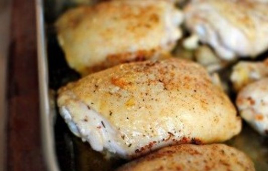 1. Этап. Курица кусочками в духовке: 4. Отправьте противень с мясом в духовой шкаф, разогретый до 180 градусов, на полчаса. Следите за процессом запекания, и как только кусочки станут румяными и будут иметь красивый золотистый цвет, можете смело вытаскивать их из духовки.