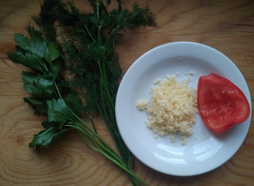 1. Этап. Лодочки из помидоров с начинкой: 3. Сыр (40 г) и чеснок натрите на мелкой тёрке.