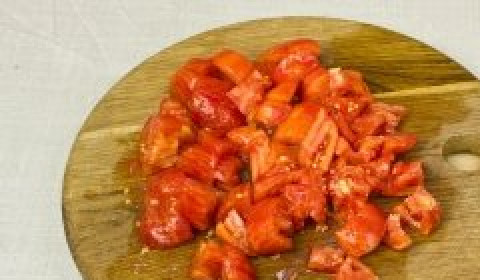 1. Этап. Вегетарианский суп-пюре из чечевицы: Помидоры обдать кипятком, снять кожицу и порубить.