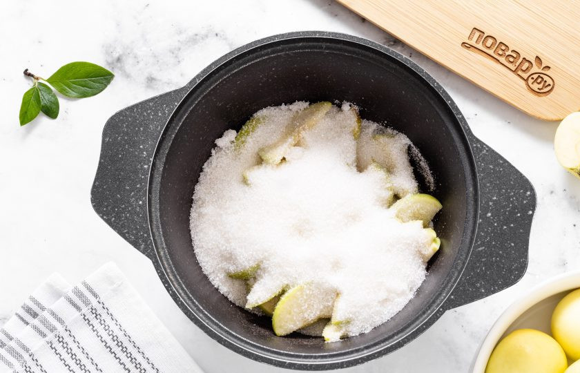 1. Этап. Варенье из яблок Белый налив: Переложите подготовленные яблоки в кастрюлю с толстым дном, засыпьте сахаром. Аккуратно перемешайте и оставьте на 1-2 часа, пока яблоки не дадут сок, а сахар полностью не растворится.