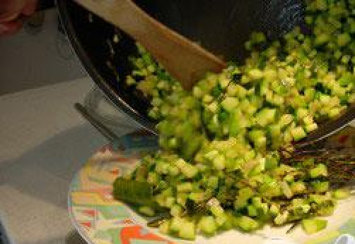 1. Этап. Рататуй с яйцом: После этого переложить овощи в блюдо, и убрать лавровый лист, тимьян и розмарин.