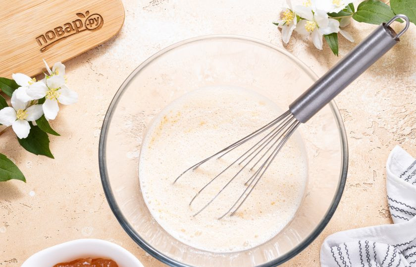 1. Этап. Постные пирожки с повидлом: После добавьте вторую часть сахара, ванилин, соль и растительное масло. Все перемешайте.