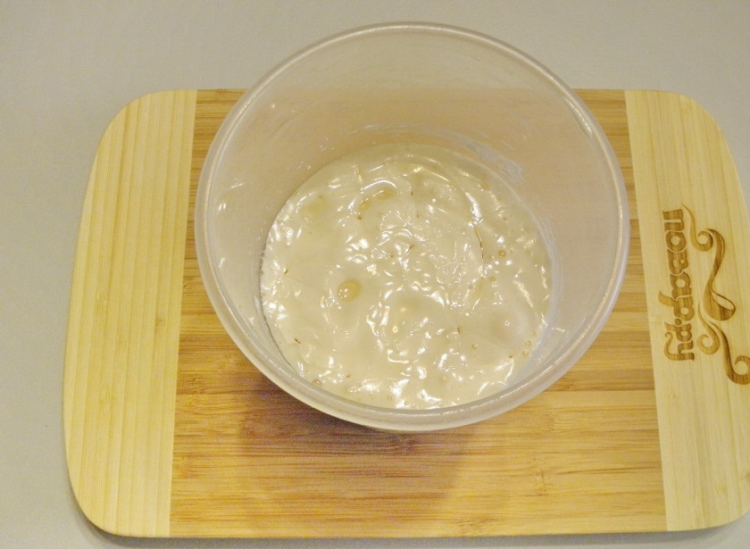 1. Этап. Панкейки на кислом молоке: Влейте кислое молоко и масло оливковое. Миксером соедините.