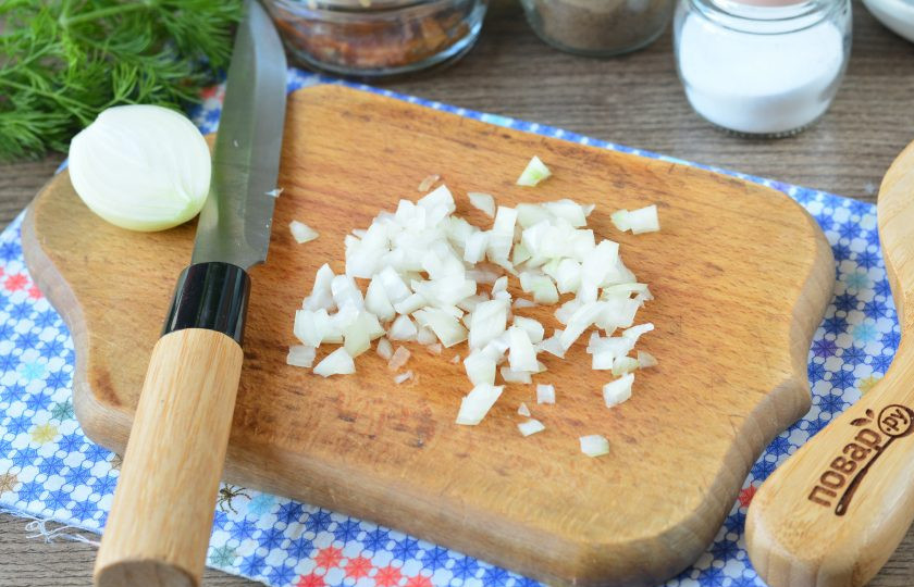 1. Этап. Яйца фаршированные килькой: Мелко нарежьте репчатый лук.