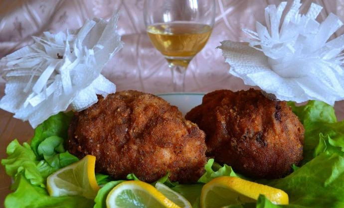 1. Этап. Котлеты по-киевски классические: С котлет удалите лишний жир. Украсьте их и подавайте с листьями салата. Приятного аппетита!