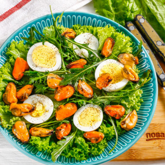 Cалат с рукколой и мидиями