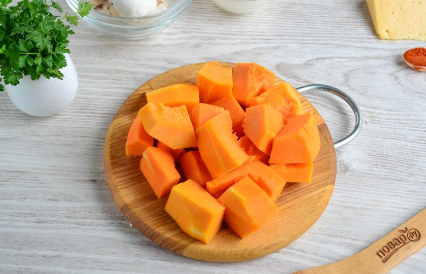 1. Этап. Тыква с грибами в духовке: Тыкву порежьте на небольшие куски примерно одинакового размера.