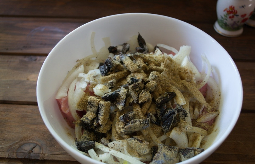 1. Этап. Мясо по-грузински: Говядину нарезать кубиком. Добавить лук, уцхо-сунели в молотом виде. Добавить нарезанный чернослив. Влить 2 ст. ложки растительного масла и все перемешать.