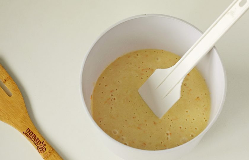 1. Этап. Постный апельсиновый кекс: Перемешайте тесто до однородного состояния.