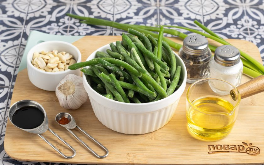 1. Этап. Фасоль с арахисом: Подготовьте все ингредиенты.