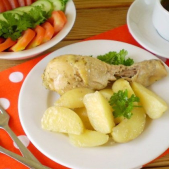 Тушеная картошка с мясом в мультиварке