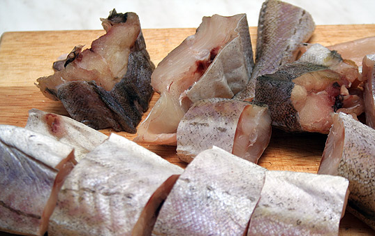 1. Этап. Минтай в томатном соусе: 1. Рецепт приготовления минтая в томатном соусе довольно прост. Для начала необходимо вымыть, просушить и очистить рыбу. Нарезать ее порционными кусочками.