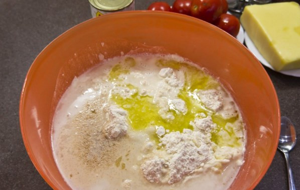 1. Этап. Тесто для итальянской пиццы: Все ингредиенты для теста смешайте в миске.