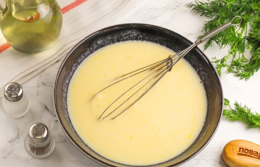 1. Этап. Блинные рулетики с начинкой: Неспешно влейте кипяток, сразу же перемешивая всю массу венчиком, чтобы яичная основа не свернулась. Можно влить и обычную холодную воду, но тогда тесту нужно дать 15-20 минут для 