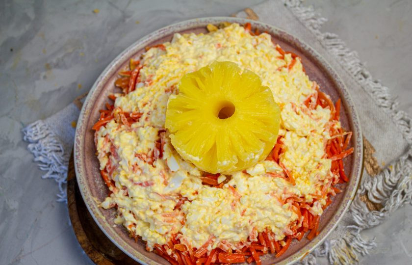 1. Этап. Салат Ананасовое кольцо: Распределите яичную массу на морковь по-корейски.