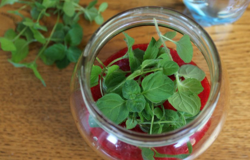 1. Этап. Напиток Торнадо: Добавляем мяту и все хорошо перемешиваем.