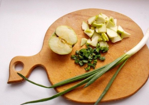 1. Этап. Салат из квашеной капусты с яблоками: 2. А теперь меленько нарежем.