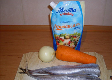 1. Этап. Тушеная рыба в майонезе: 1. Очень простой рецепт - тушеная рыба в майонезе в домашних условиях. Нам понадобиться всего две тушки хека или минтая, морковь. лук и майонез. Приправы можете использовать по желанию и по вкусу.