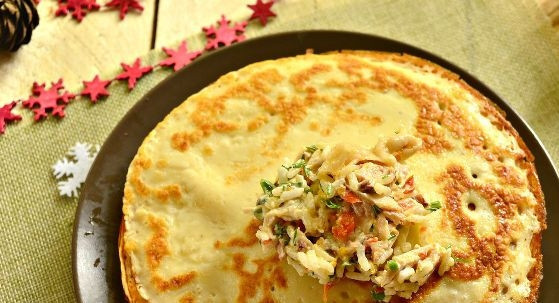 1. Этап. Новогодняя закуска Мешочки Деда Мороза: В центр каждого блина уложите столовую ложку начинки.