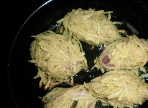 1. Этап. Картофельные котлеты из сырого картофеля: Каждую котлету обмакните в муке, яйце, а в самом конце — в картофеле. Обжарьте котлетки до золотистой корочки с двух сторон в масле.