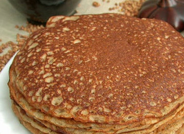 1. Этап. Блины гречневые постные: Гречневые блины получаются более грубыми и плотными. Так и должно быть. Ведь именно обойная мука способна сохранить пользу из растертых зерен. В пост хорошо бы подать к блинам медок или варенье, заготовленное с лета. Приятного аппетита!