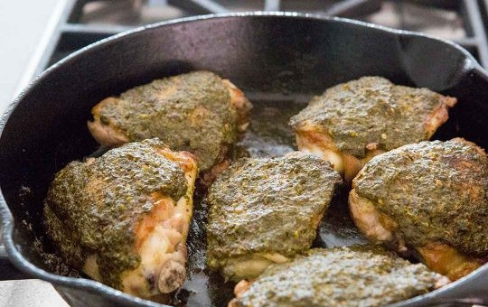 1. Этап. Куриные бедра по-мароккански: Запекайте курицу до готовности в разогретой духовке около 10-15 минут.