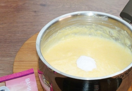 1. Этап. Ванильно-медовое суфле из поленты: 5. Высыпаем ванилин и перемешиваем. Даем каше немного остыть, минут 5.