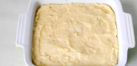 1. Этап. Манный пудинг: Смазываем форму для выпечки сливочным маслом, выкладываем в нее пудинг.