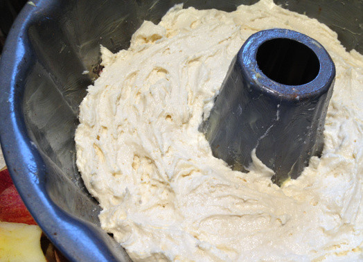 1. Этап. Сладкий кексик: 3. Сверху выложить хорошо вымешанное тесто. Оно не должно быть очень крутым, чтобы сладкий кексик в домашних условиях был воздушным.