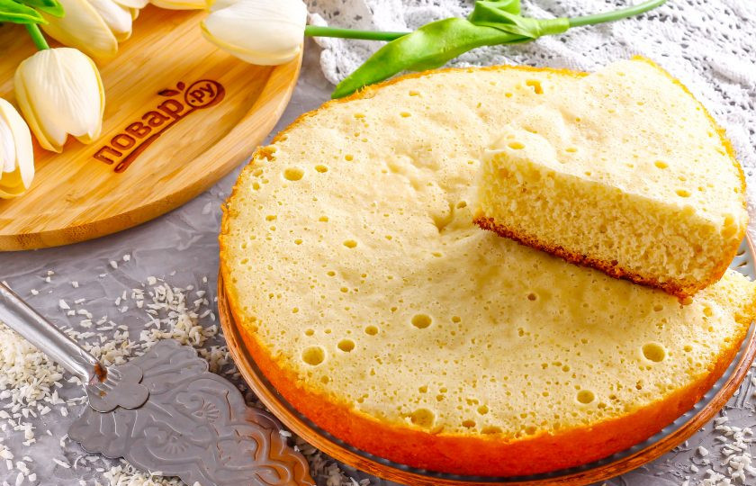 1. Этап. Кокосовый бисквит в мультиварке: Нарежьте при подаче порционными кусочками.