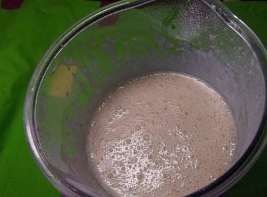 1. Этап. Блины из каши: Туда же вливаем молоко и добавляем пюре из каши. Все хорошо перемешиваем. Затем подсыпаем муку и замешиваем тесто. Оно не должно быть густым, поэтому муку подсыпайте небольшими порциями.