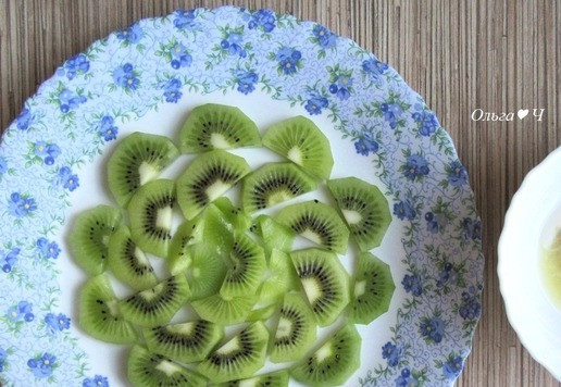 1. Этап. Новогодний салат Тунец и киви: Киви очистите, нарежьте полукружочками, выложите на тарелки. Для заправки соедините все ингредиенты.