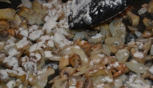 1. Этап. Чешский суп в хлебе: Поджарим на сливочном масле грибы с луком и в конце добавим муку. Хорошо размешивая, поджарим 1-2 минуты. Затем добавим сливки и доведем до кипения, все время помешивая.