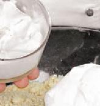 1. Этап. Пирог ягодный полосатый: Муку вместе с солью просеять на разделочную доску, добавить сливочное масло, нарезанное кусочками, и вымешивать 10 мин. Добавить 3 ст. л. сахара и сметану. Вымесить гладкое эластичное тесто. Собрать тесто в шар, завернуть его в пищевую пленку и поставить на 2 ч в холодильник.