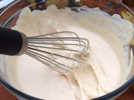 1. Этап. Заправка к салату Цезарь: В небольшой миске взбейте вместе чеснок, лимонный сок, горчицу и Вустерширский соус.