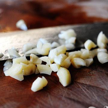 1. Этап. Тушеная говядина с пивом и паприкой: ...немного чеснока.