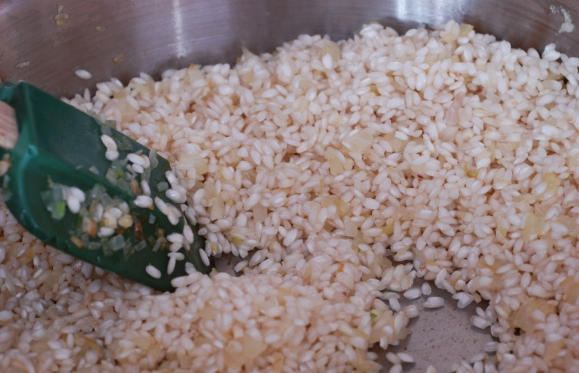 1. Этап. Ризотто с маскарпоне: Перемешиваем и жарим около 2 минут.